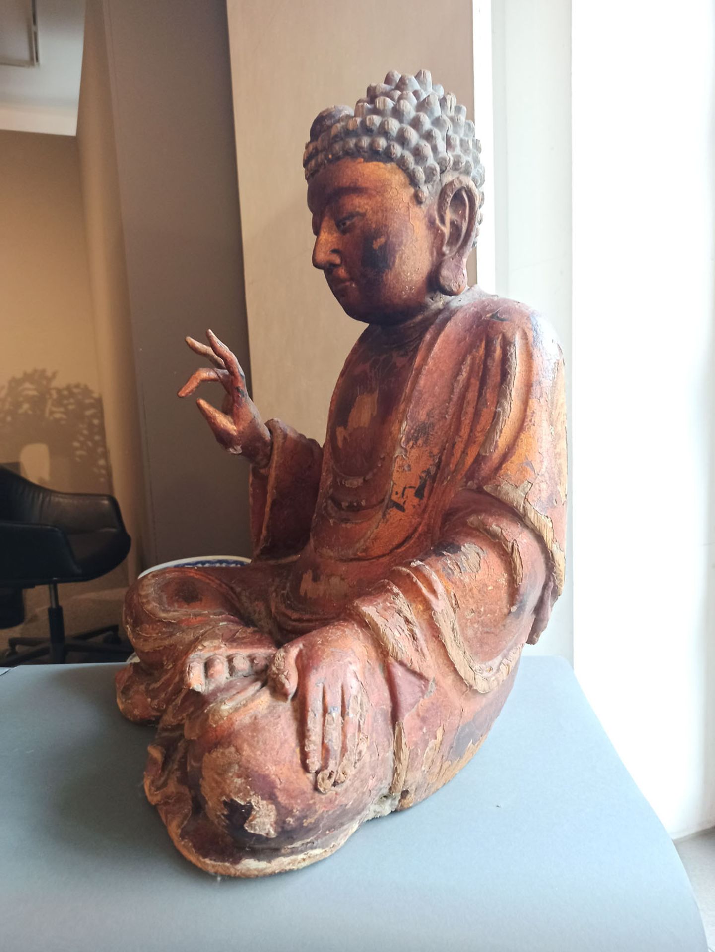 A GILT-LACQUERED CARVED WOOD FIGURE OF SEATED BUDDHA SHAKYAMUNI - Image 8 of 13