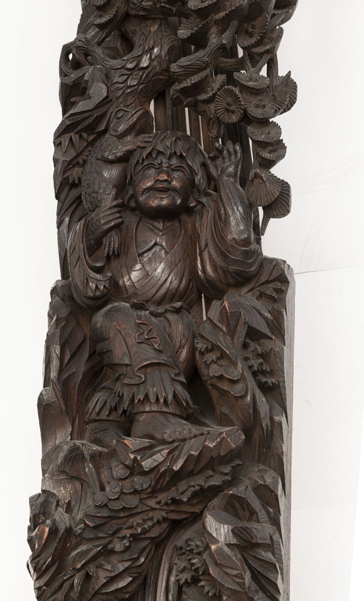 A RELIEF CARVED WOOD ARCHWAY DEPICTING DRAGONS AND FIGURES - Image 2 of 4