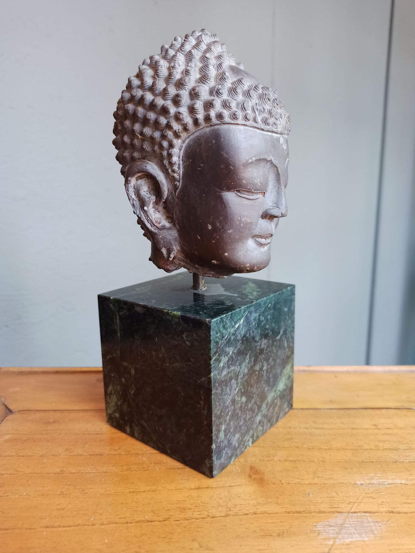 A FINE CARVED GREY-BROWN CARVED STONE HEAD OF BUDDHA SHAKYAMUNI - Image 6 of 10