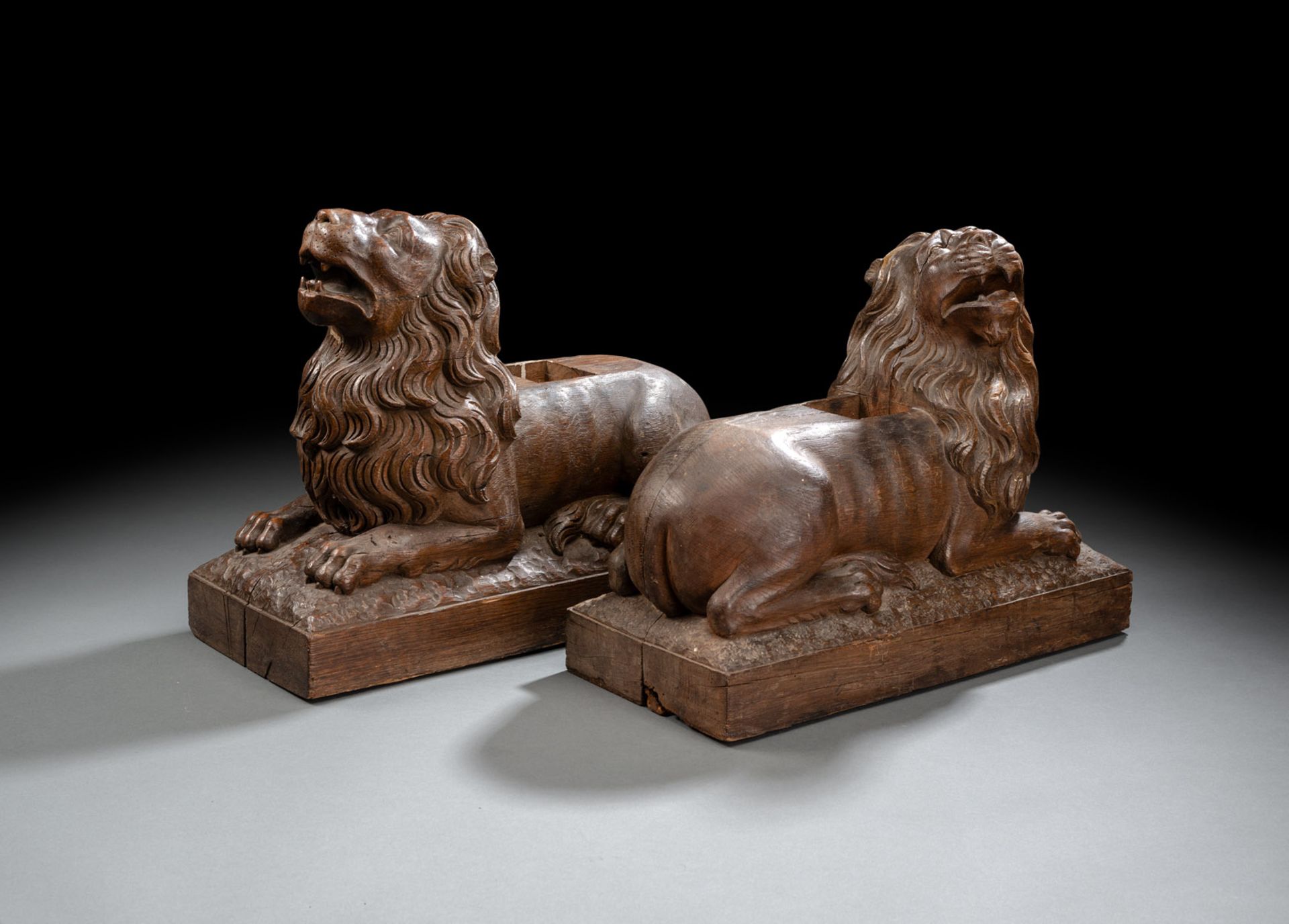 A PAIR OF DECORATIVE CARVED OAKWOOD LIONS - Image 2 of 2