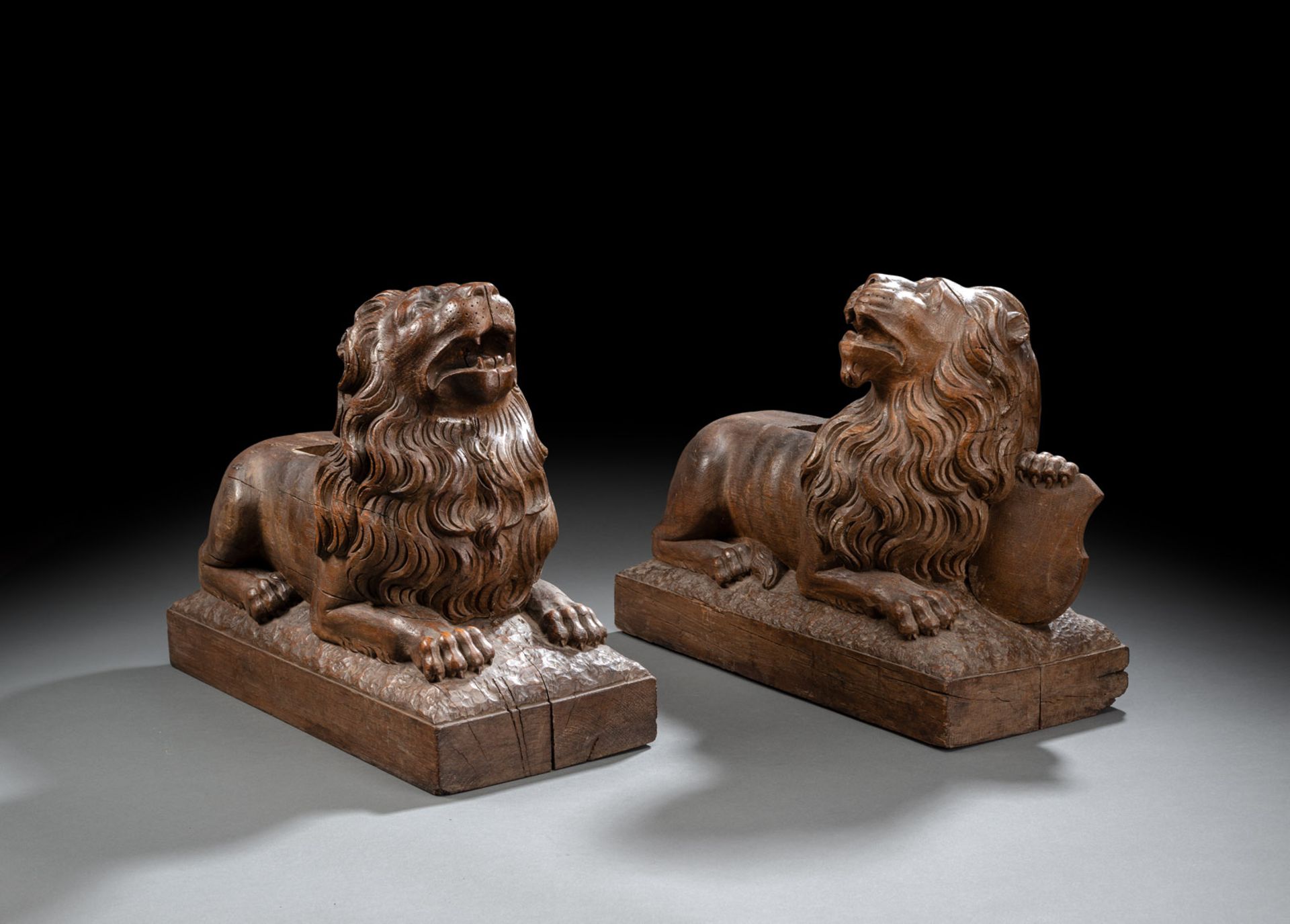 A PAIR OF DECORATIVE CARVED OAKWOOD LIONS