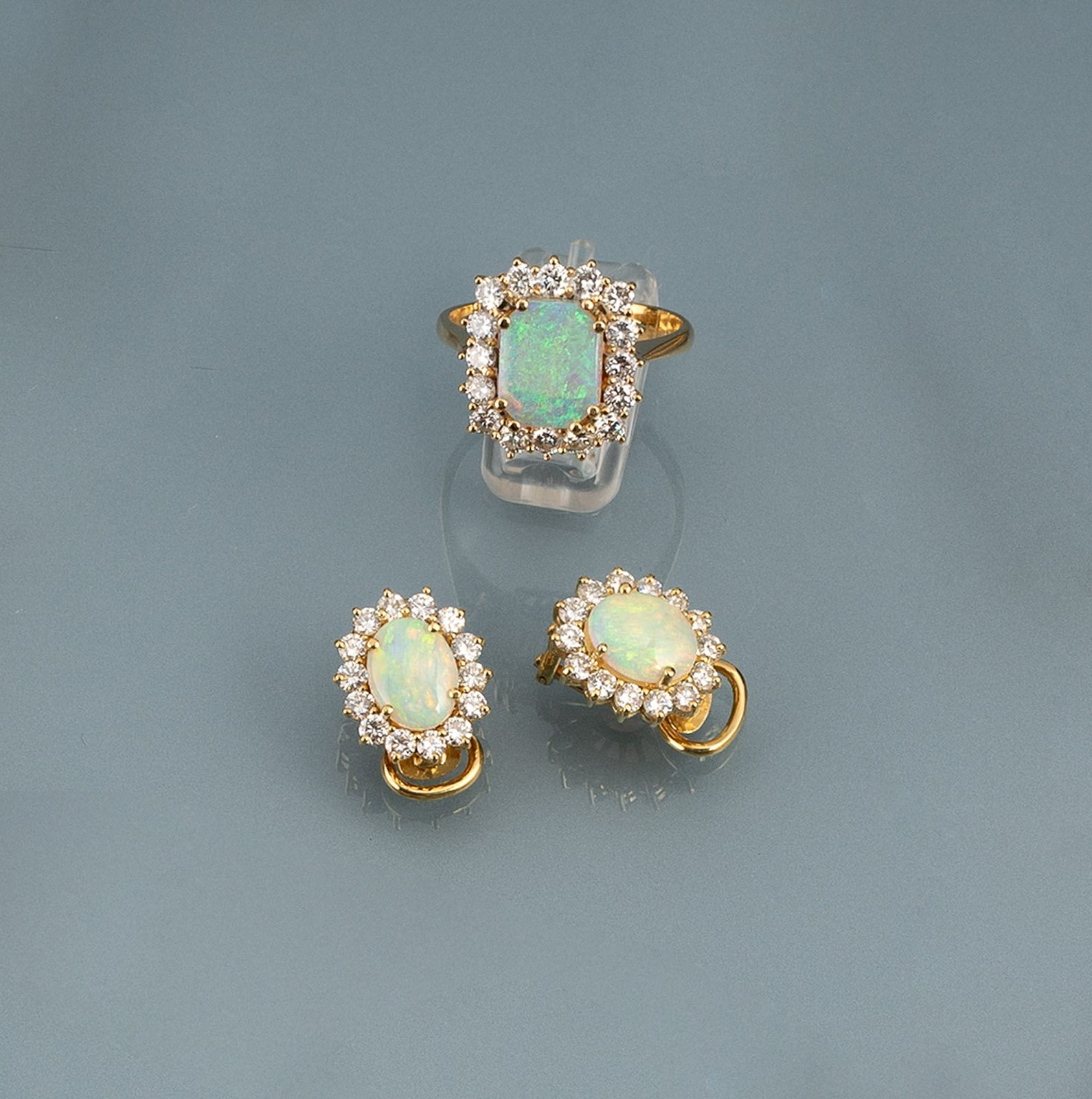 A RING AND A PAIR OF EARRINGS