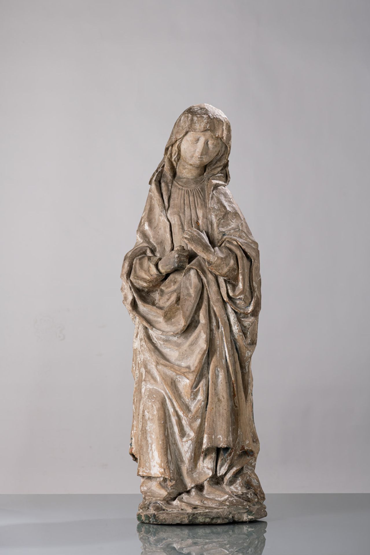 A VERY RARE TERRACOTTA SCULPURE OF A MOURNING WOMAN - Image 4 of 7
