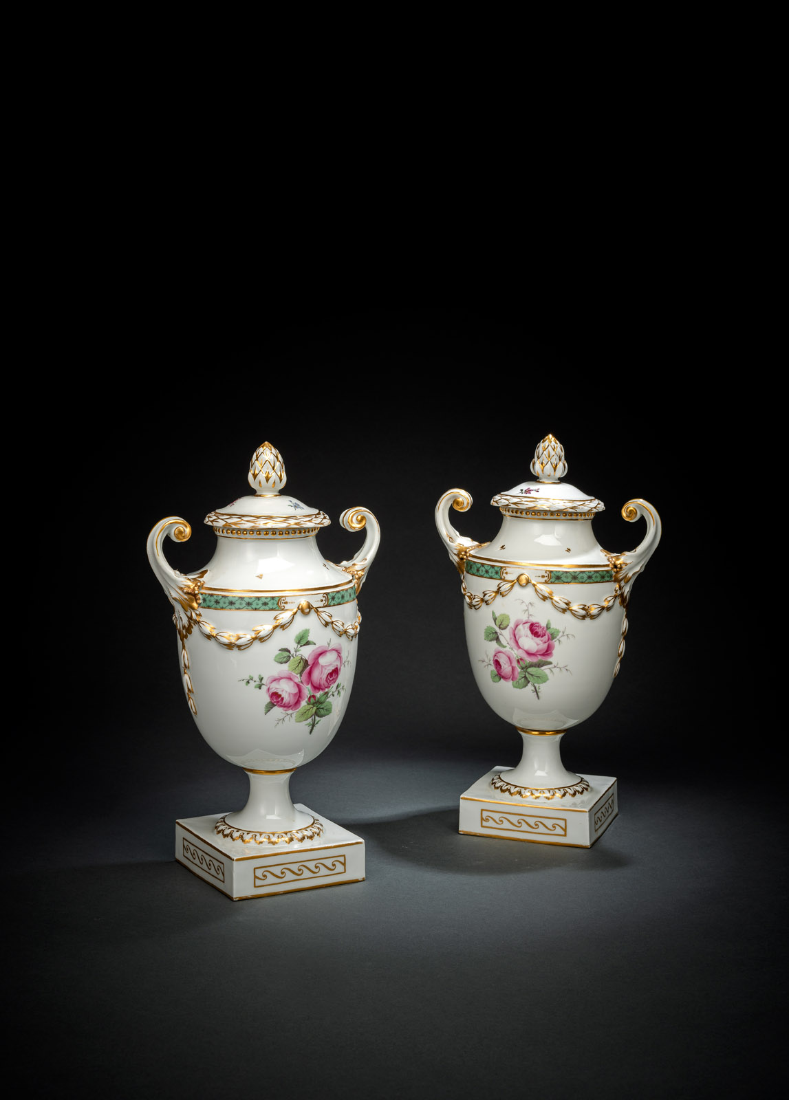 A PAIR OF FLORAL PATTERN VASES AND COVERS - Image 2 of 3