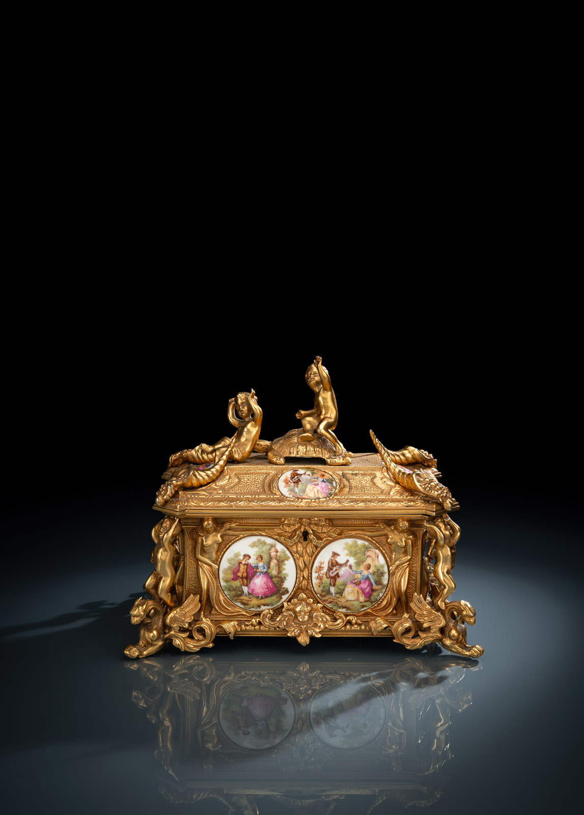 A GILTBRONZE AND PORCELAIN JEWELLERY CASE WITH MUSIC MECHANISM