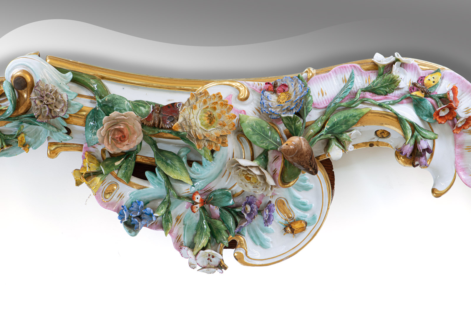 A LARGE ROCOCO STYLE MEISSEN PORCELAIN WALL MIRROR - Image 2 of 11