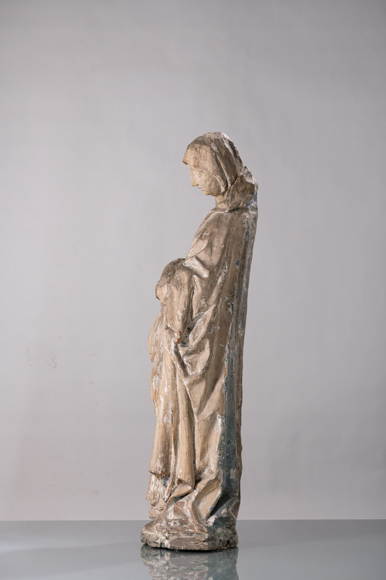 A VERY RARE TERRACOTTA SCULPURE OF A MOURNING WOMAN - Image 6 of 7