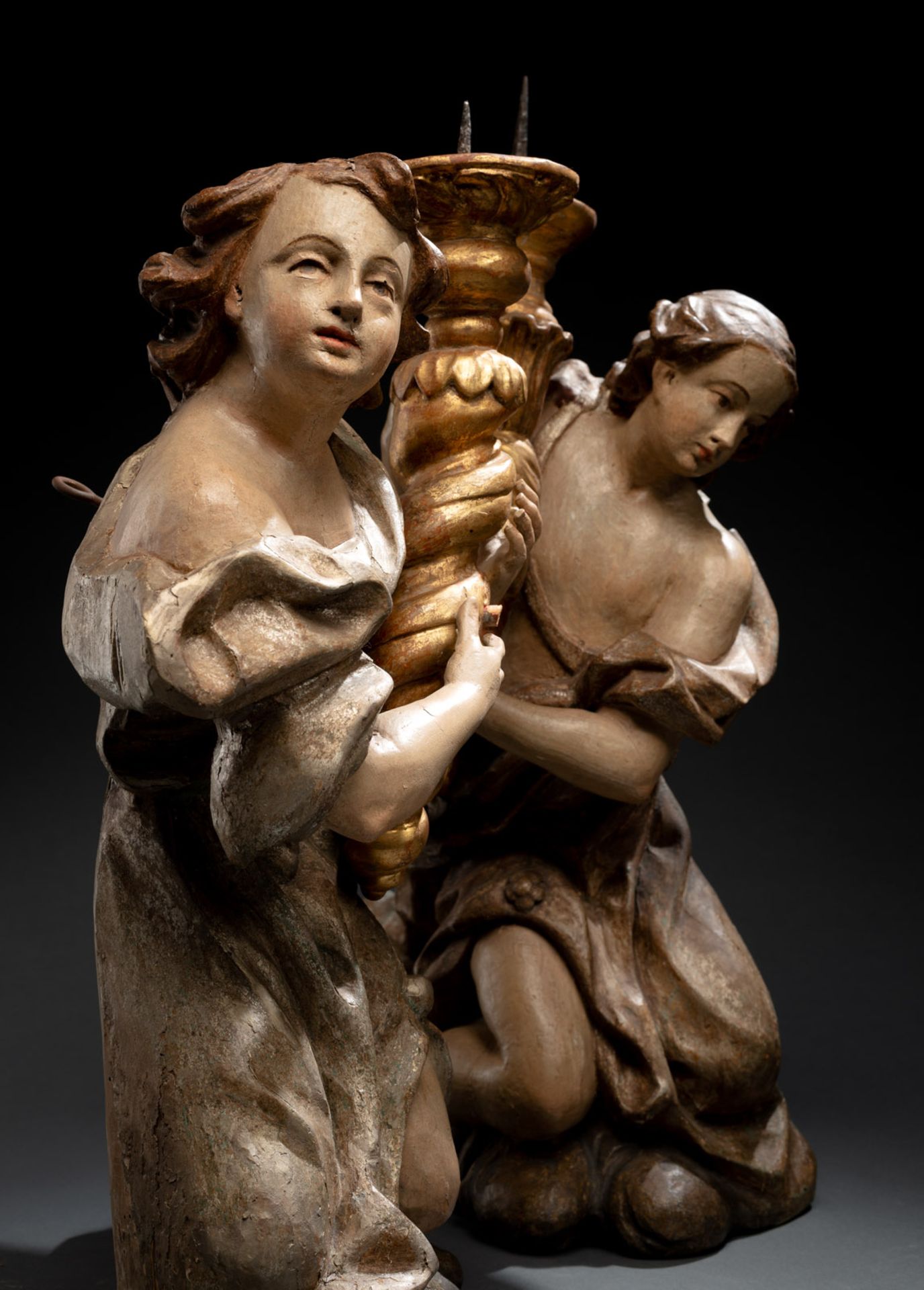 A PAIR OF BAROQUE ANGELS WITH CANDLESTICKS - Image 4 of 4