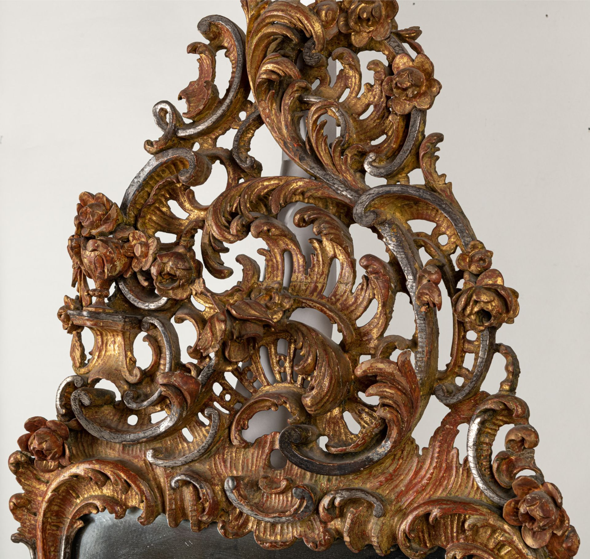 A PAIR OF ELABORATE ROCAILLE FOLIAGE AND FLOWER TOOLED CARVED WOOD WALL MIRRORS - Image 5 of 7