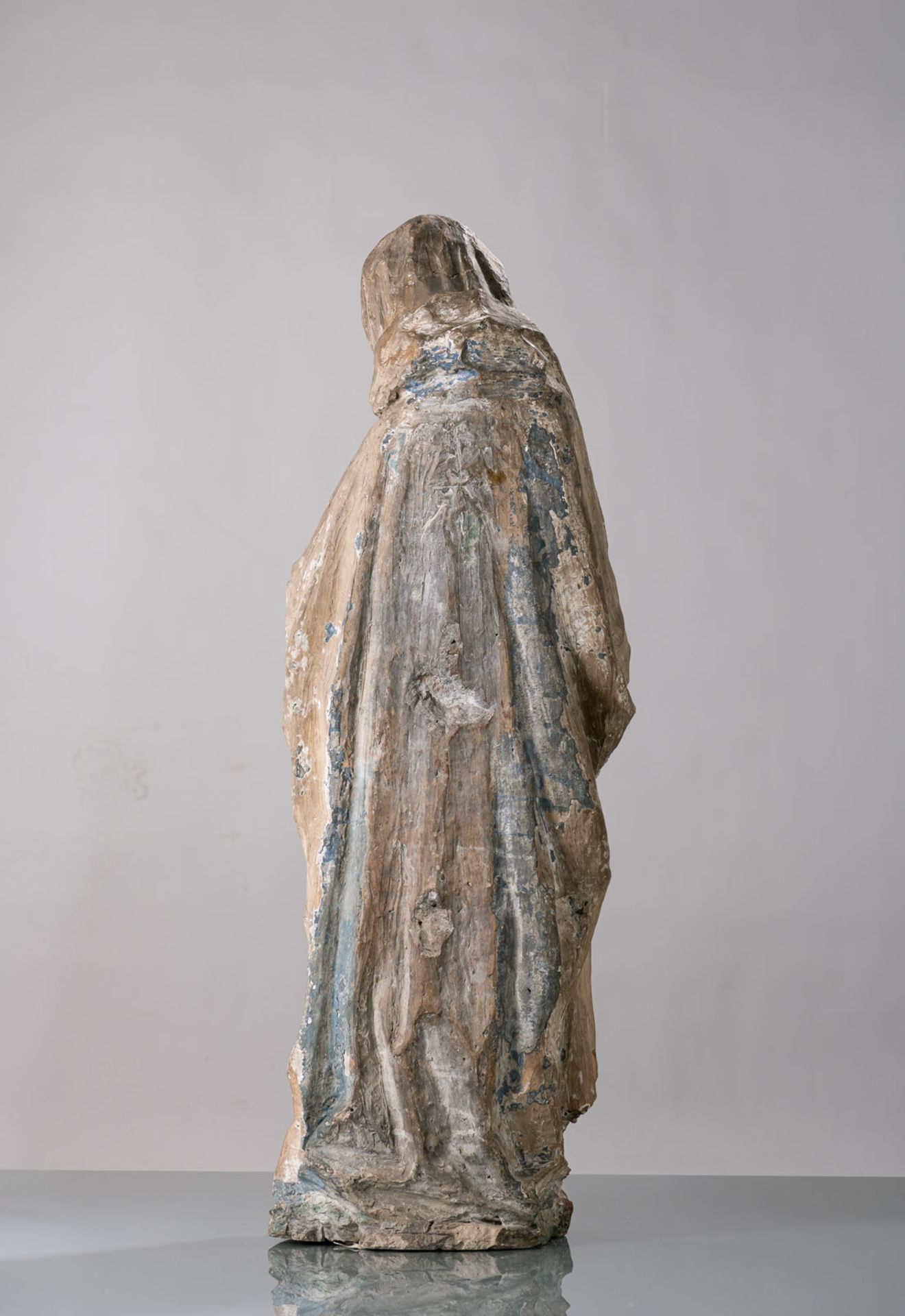 A VERY RARE TERRACOTTA SCULPURE OF A MOURNING WOMAN - Image 7 of 7