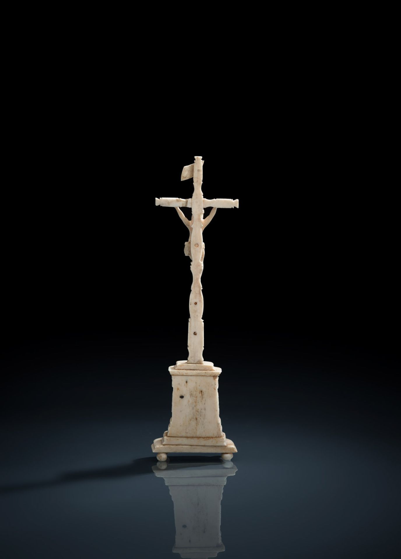 A SMALL CARVED BONE CRUCIFIX - Image 2 of 2