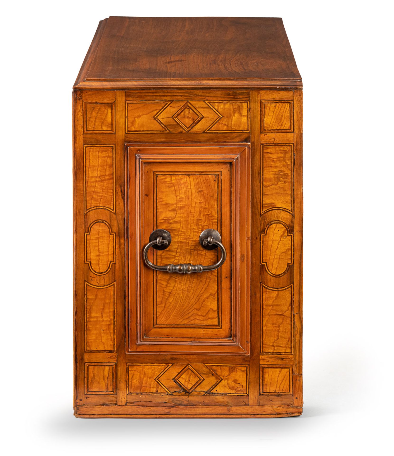 A FINE SOUTH GERMAN PARCEL GILT FRUITWOOD, ASH, SYCAMORE AND MARQUETRY CABINET - Image 6 of 12