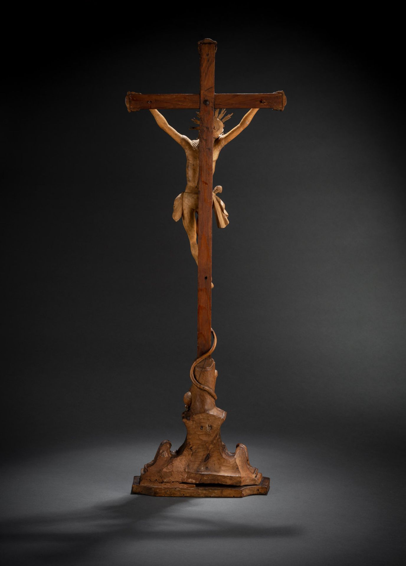 A FINE SOUTH GERMAN OR AUSTRIAN BAROQUE CRUCIFIX - Image 2 of 3