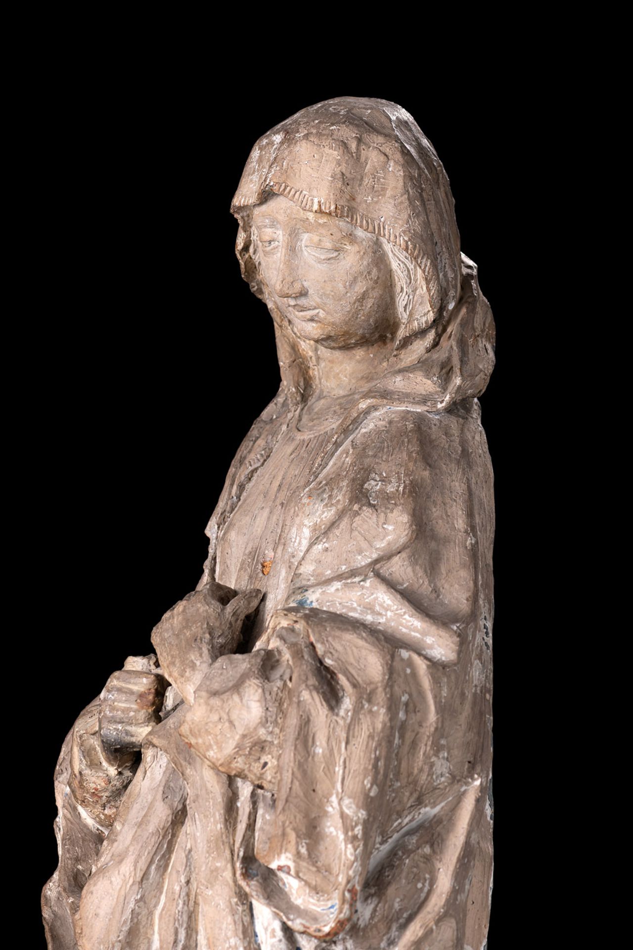 A VERY RARE TERRACOTTA SCULPURE OF A MOURNING WOMAN - Image 3 of 7