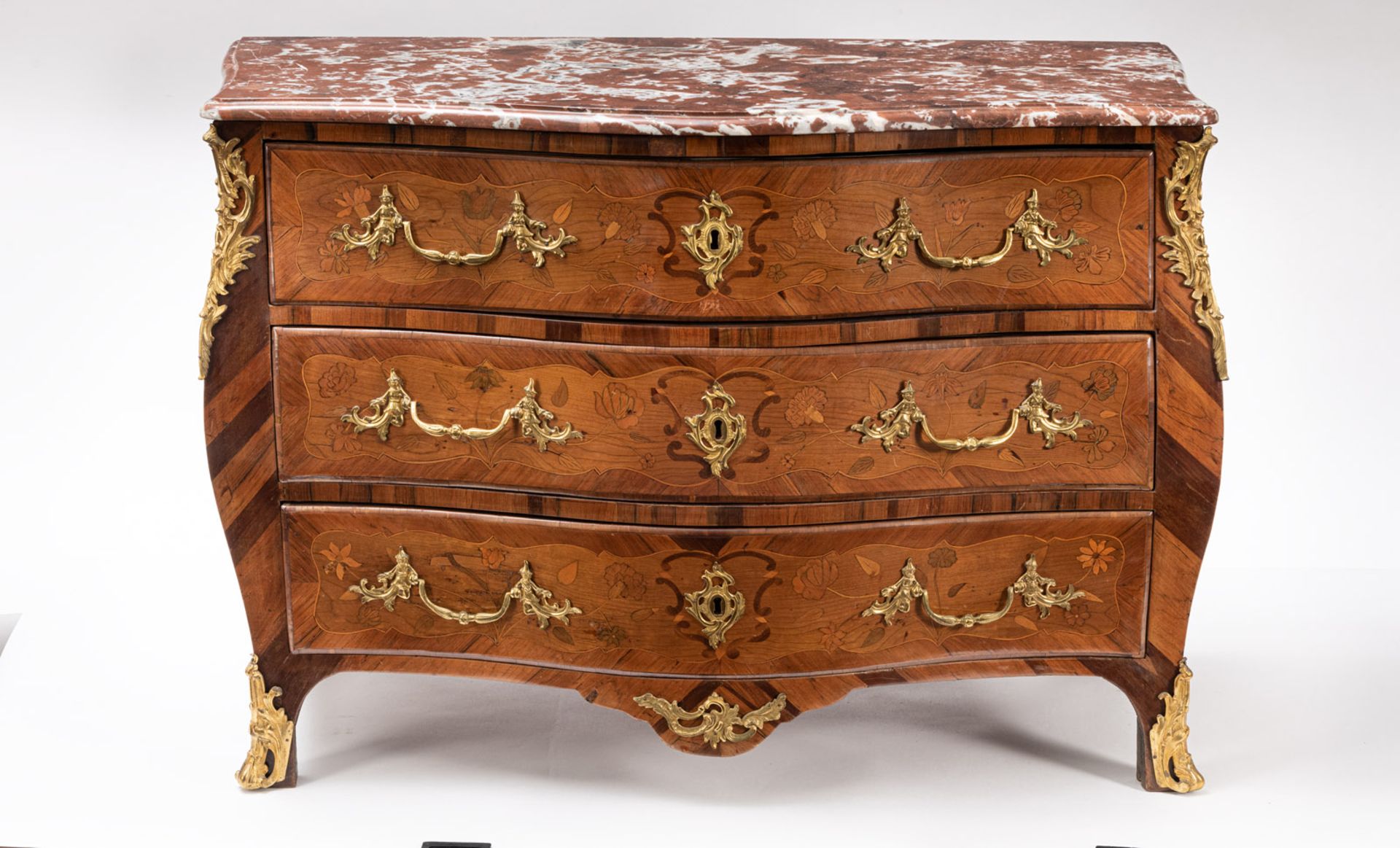 A FINE LOUIS XV BRONZE MOUNTED MAHOGANY, KING WOOD AND OTHERS COMMODE - Image 2 of 6