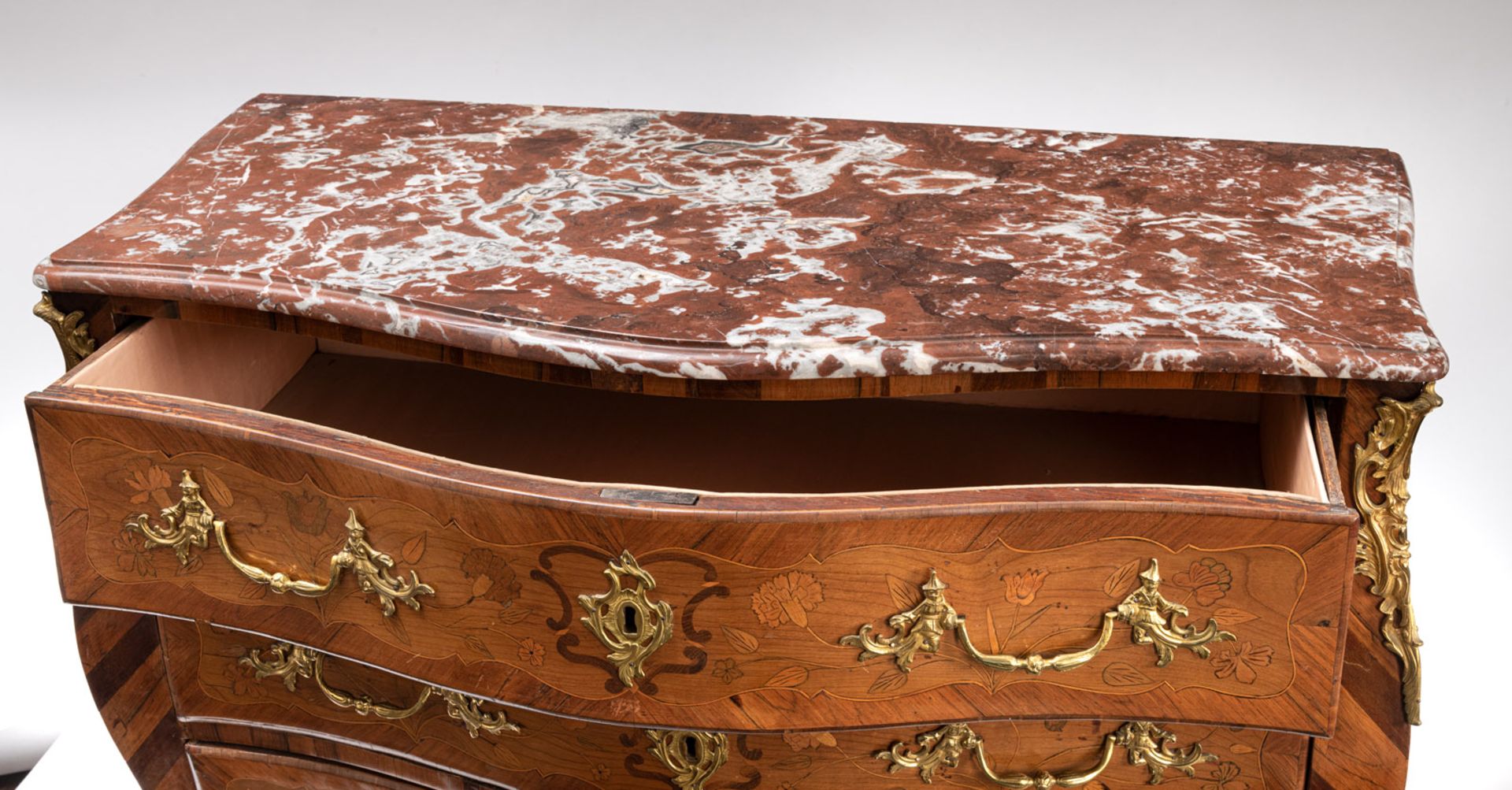 A FINE LOUIS XV BRONZE MOUNTED MAHOGANY, KING WOOD AND OTHERS COMMODE - Image 3 of 6