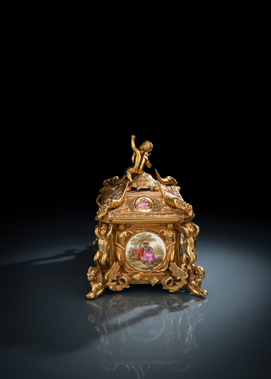 A GILTBRONZE AND PORCELAIN JEWELLERY CASE WITH MUSIC MECHANISM - Image 4 of 5