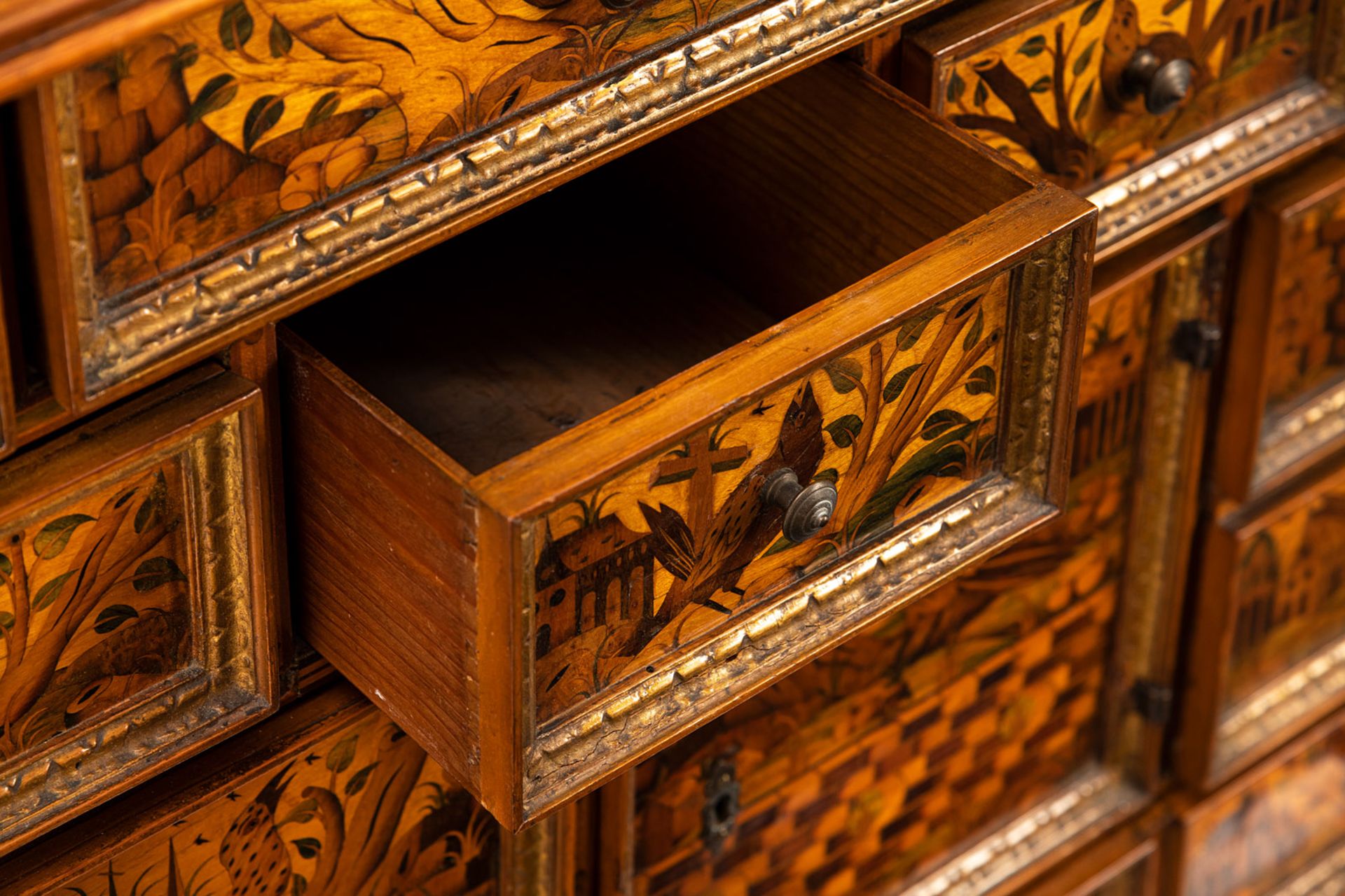 A FINE SOUTH GERMAN PARCEL GILT FRUITWOOD, ASH, SYCAMORE AND MARQUETRY CABINET - Image 12 of 12