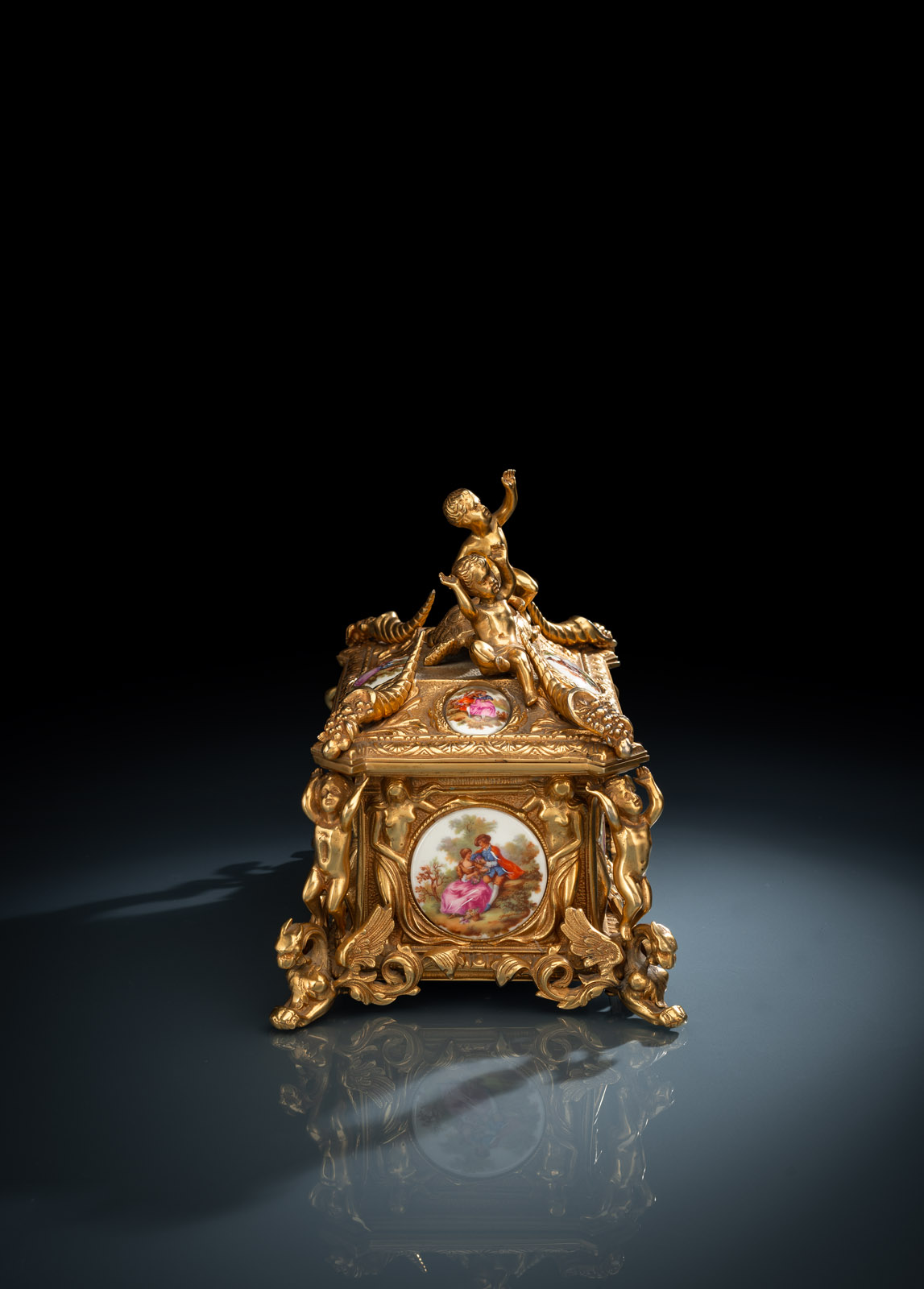 A GILTBRONZE AND PORCELAIN JEWELLERY CASE WITH MUSIC MECHANISM - Image 3 of 5