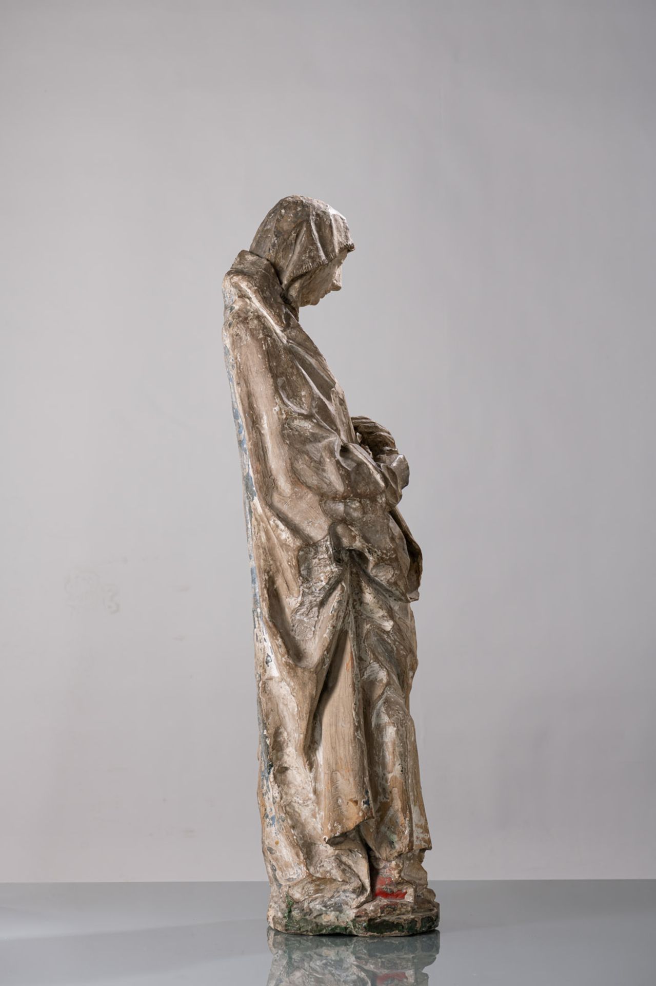A VERY RARE TERRACOTTA SCULPURE OF A MOURNING WOMAN - Image 5 of 7