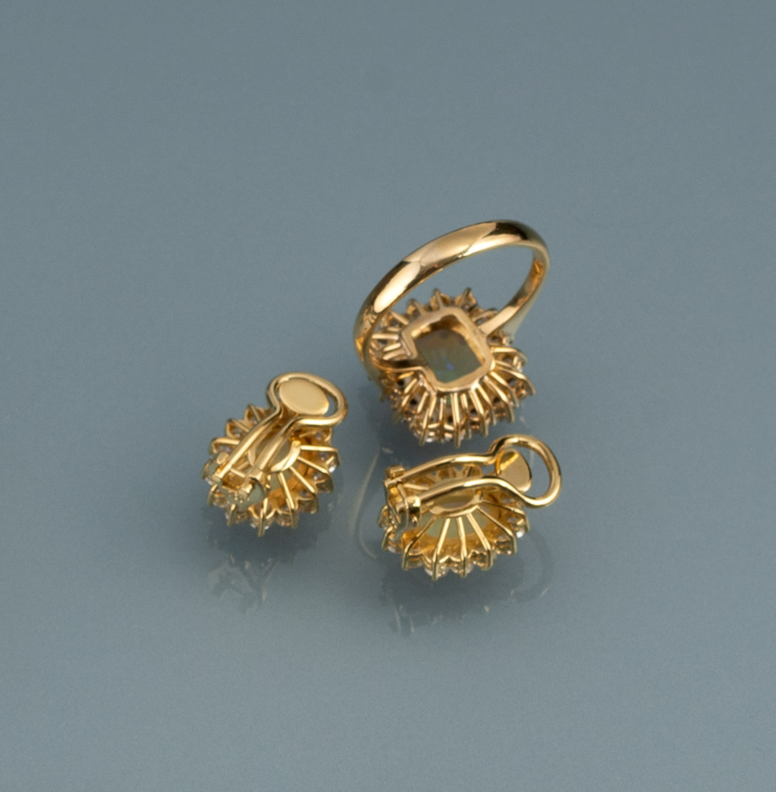 A RING AND A PAIR OF EARRINGS - Image 2 of 2