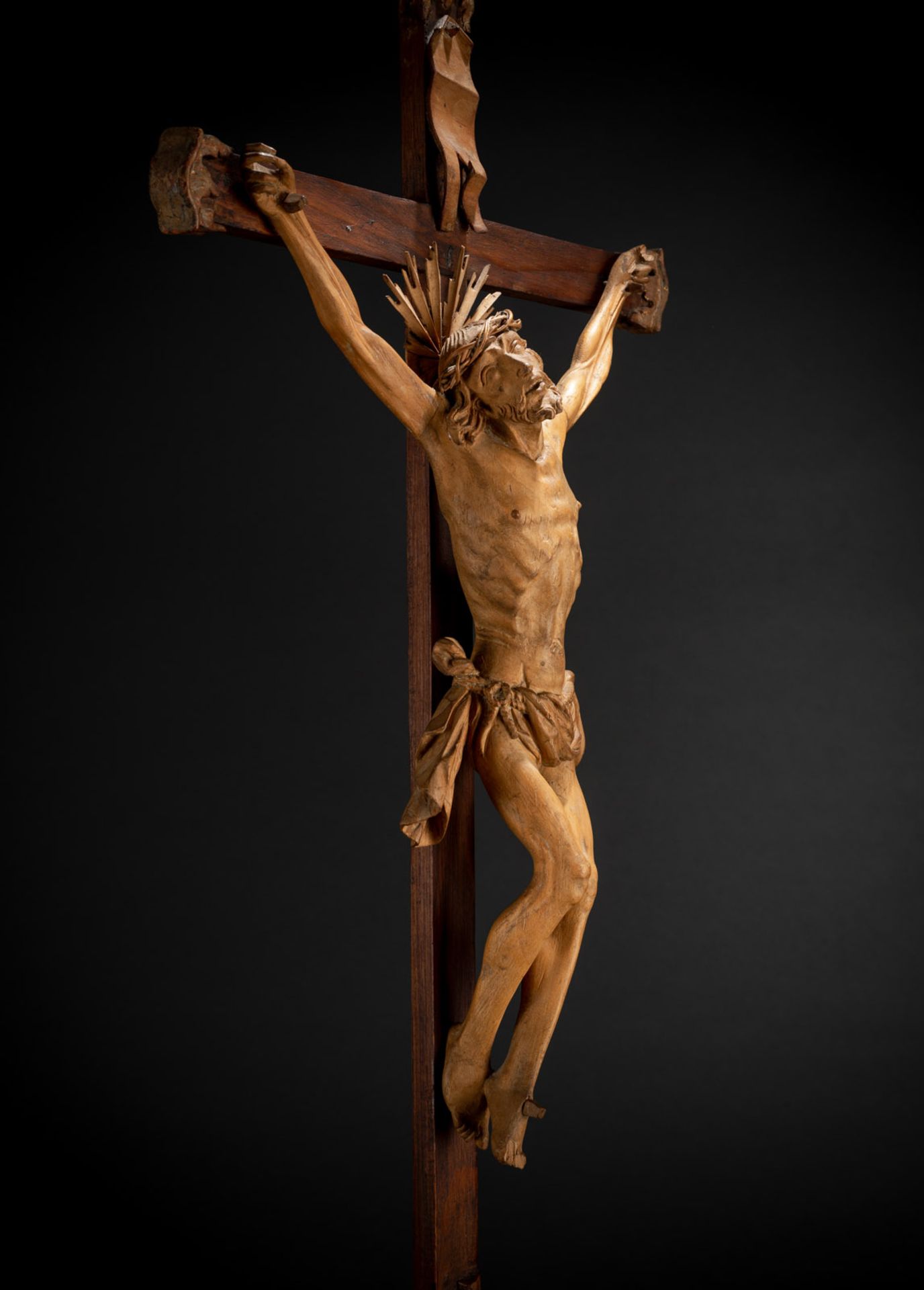 A FINE SOUTH GERMAN OR AUSTRIAN BAROQUE CRUCIFIX - Image 3 of 3