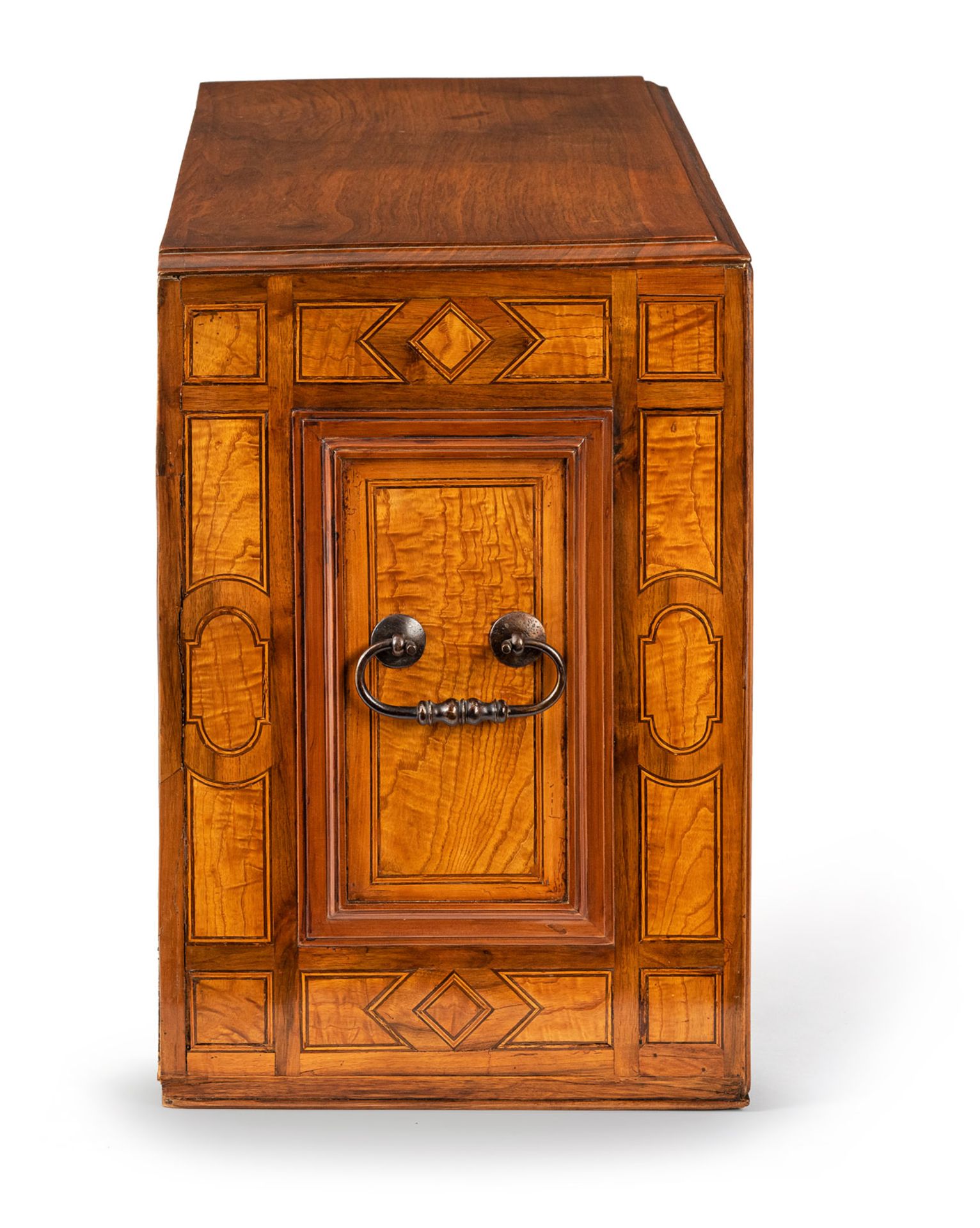 A FINE SOUTH GERMAN PARCEL GILT FRUITWOOD, ASH, SYCAMORE AND MARQUETRY CABINET - Image 7 of 12