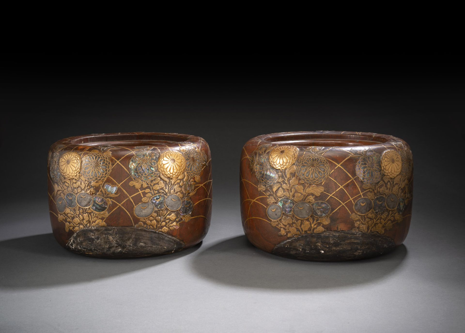 Paar Hibachi aus Holz mit feinem Goldlackdekor von Chrysanthemen, teils mit Aogai und Blei eingeleg