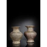 Paar balusterförmige Vasen aus Tonware mit aufgelegtem ornamentalen Dekor