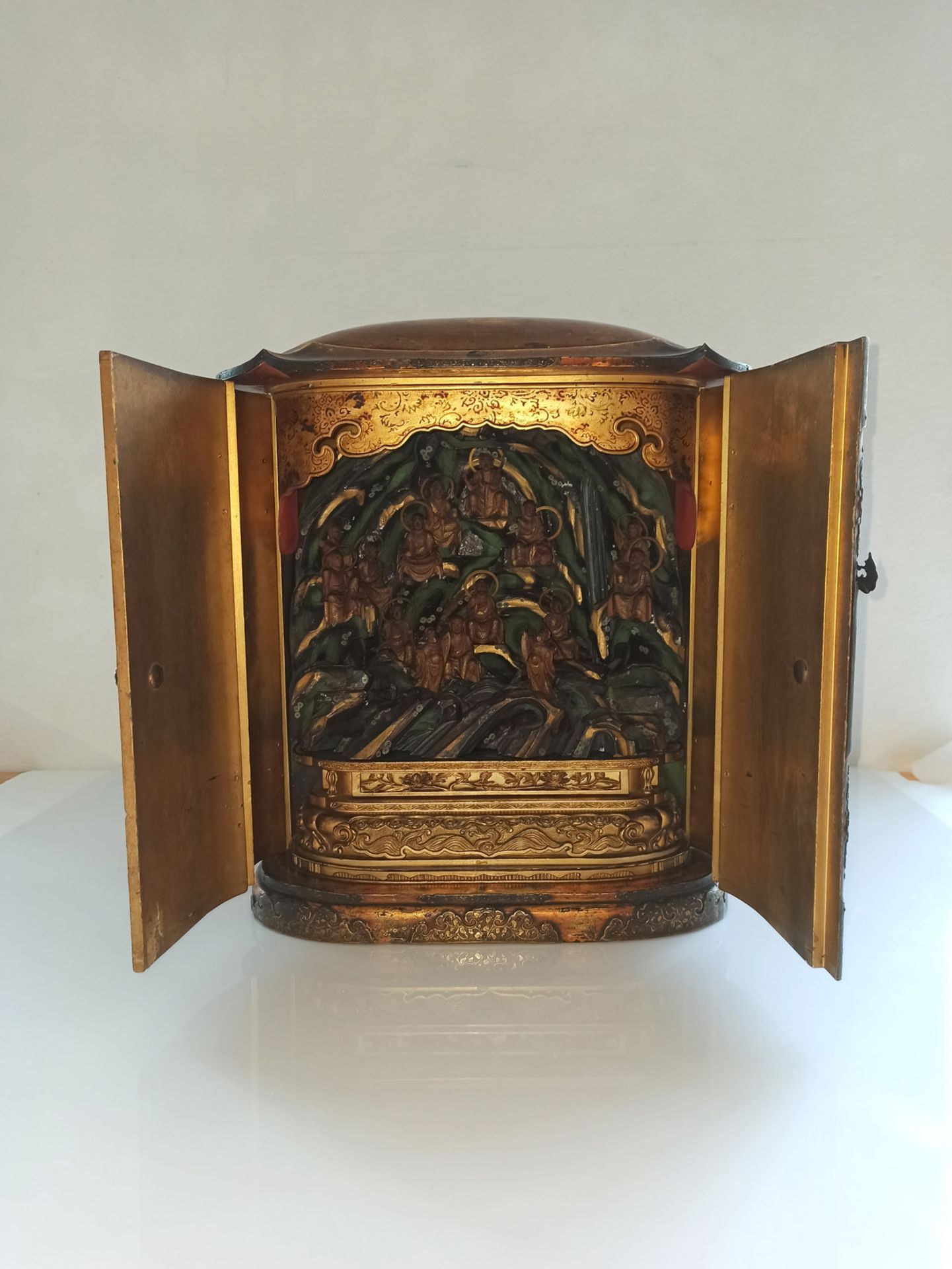 Schrein mit 13 der 18 Rakan aus Holz mit farbiger Fassung, der Schrein mit Goldlackdekor und Kupfer - Bild 6 aus 8
