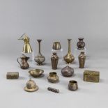 Konvolut von 16 Metallarbeiten, u.a. Vasen, Kännchen und Dosen