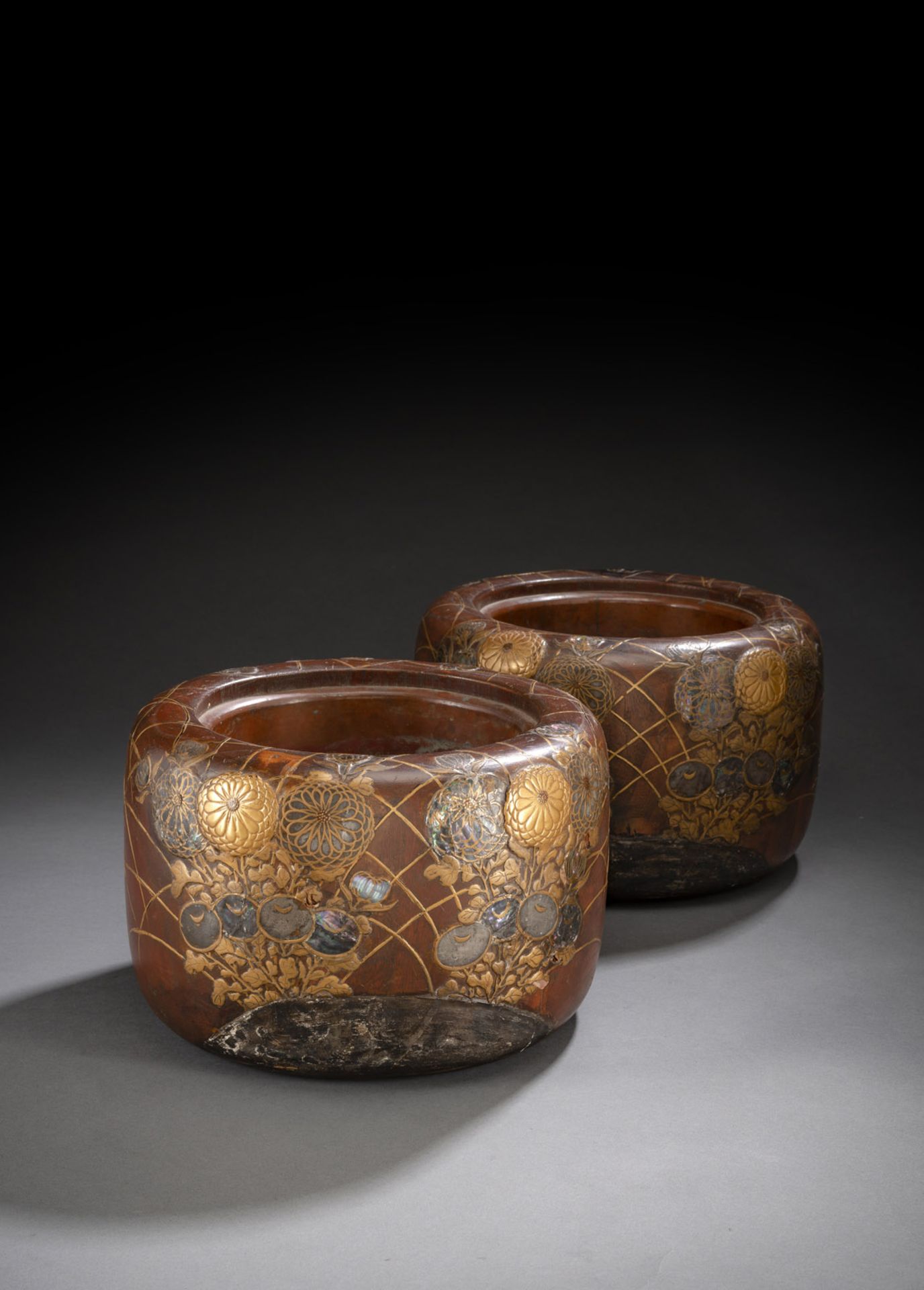 Paar Hibachi aus Holz mit feinem Goldlackdekor von Chrysanthemen, teils mit Aogai und Blei eingeleg - Bild 2 aus 6