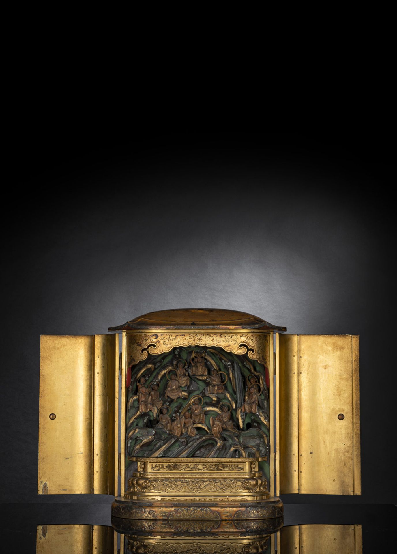 Schrein mit 13 der 18 Rakan aus Holz mit farbiger Fassung, der Schrein mit Goldlackdekor und Kupfer