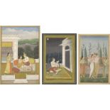 Drei Miniaturmalereien mit fein ausgeführten Darstellungen von höfischen Liebespaaren in elegantem