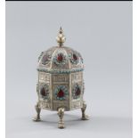 Oktogonale, gefußte Deckeldose reich verziert mit farbig Stein- bzw. Glasauflagen, wohl ein Teebehä