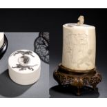 Zwei Deckeldosen aus Elfenbein mit Tiermotiven, u.a. Tiger, Affen, Elefant und Löwen