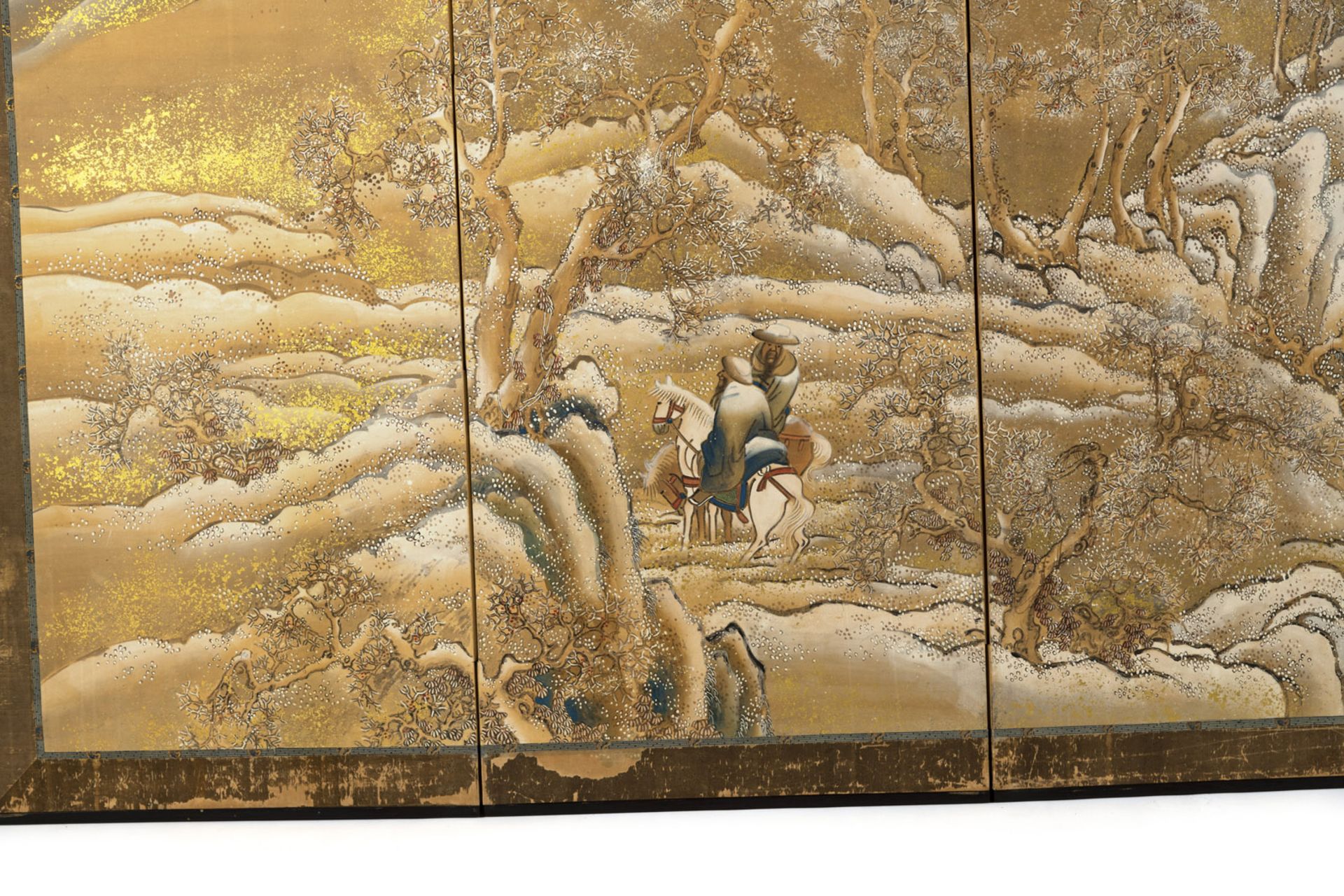 Sechsteiliger Faltschirm mit einer Winterlandschaft und Reitern auf Goldfond - Bild 2 aus 8