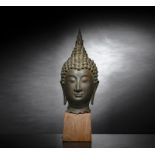 Bronzekopf des Buddha Shakyamuni auf einem Holzstand