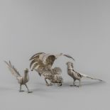 Drei plastische Vögel als Tafeldekoration