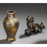 Vase aus Eisen mit Gold- und Silbereinlagen im Komai-Stil, dazu Shishi aus Bronze