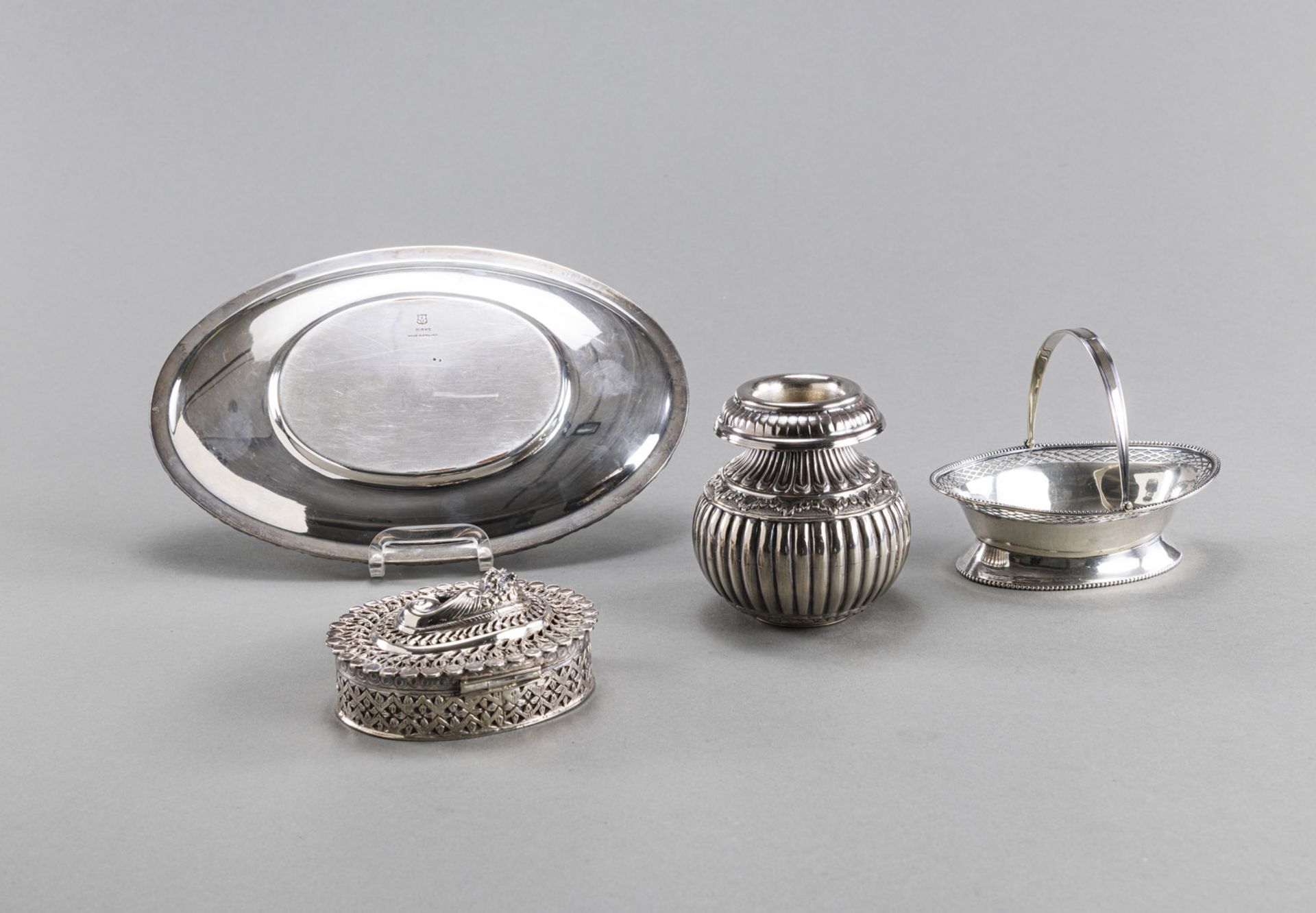 A MIXED LOT OF A SILVER VASE, A SMALL BOX, A BASKET AND A TRAY - Image 2 of 5