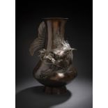 Große Vase aus Bronze mit reliefiertem Dekor eines sich windenden Drachenfischs