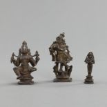 Drei Figuren aus Bronze mit Darstellungen des Krishna, Parvati und Hannuman