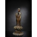 Skulptur des stehenden Buddha Amida auf einem Lotos-Sockel aus Holz mit Lackfassung