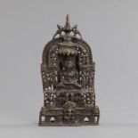 Stele aus Bronze mit Darstellung des Jain Tirthankara und Inschrift auf der Rückseite