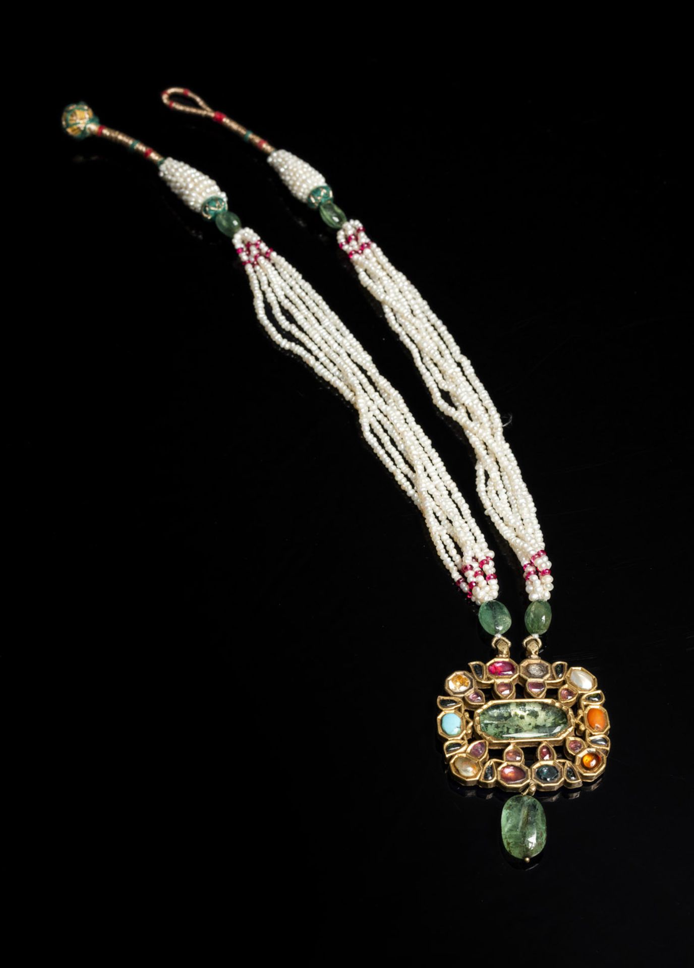 A PEARL NECKLACE WITH INLAID GOLD PENDANT IN MUGHAL STYLE