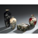 Drei kleine Cloisonné-Vasen und eine Deckeldose mit polychromem, floralen Dekor bzw. einer Bijin