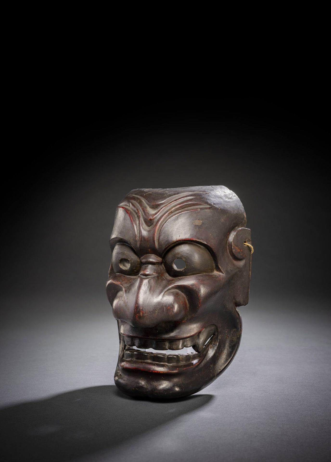 Gigaku Maske aus Holz mit rötlichbrauner Lackfassung