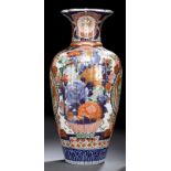 Große Imari-Vase aus Porzellan mit Blumenkorb und Drachen im Medaillon