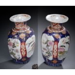 Paar Vasen mit floralen Reserven aus Imari-Porzellan